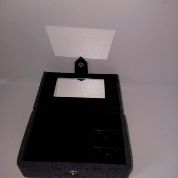 Mini gray jewelry box with snap button closure - Picture 5 of 9